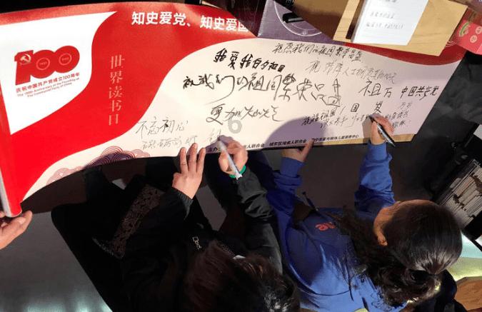 时尚拼接牛仔裤